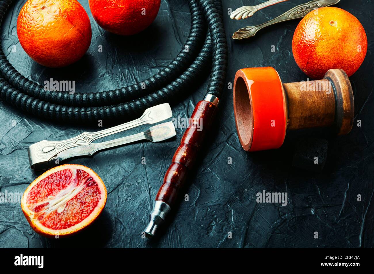 Orientalische Shisha oder Shisha mit Tabak mit Grapefruitaroma.Ostrauchern Kalian Stockfoto