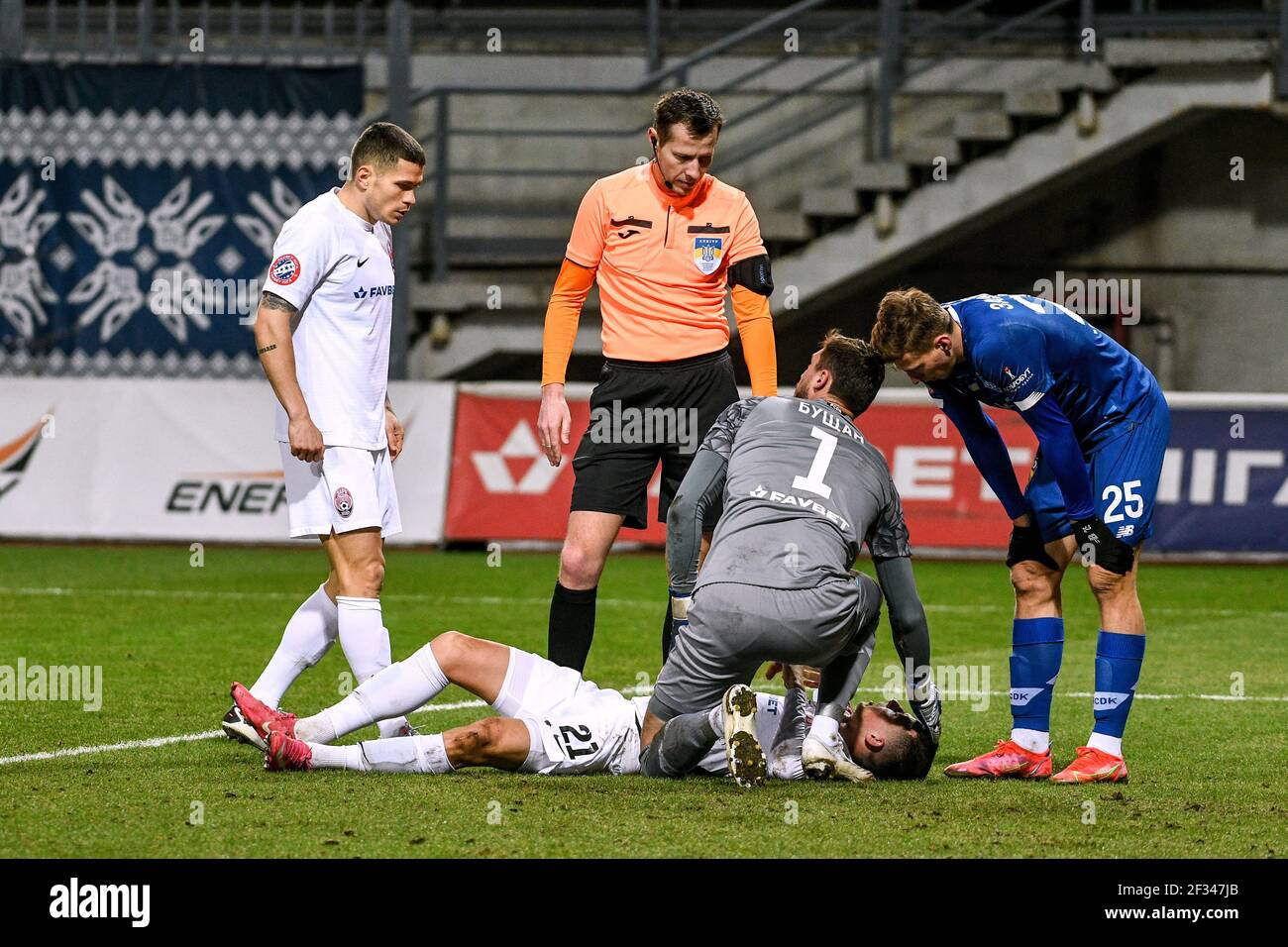 Nicht exklusiv: ZAPORIZHZHIA, UKRAINE - 14. MÄRZ 2021 - Torhüterin Georgiy Buschtschan (vorne) und Verteidigerin Illia Zabarnyi (R) vom FC Dynamo Kiew bleiben dabei Stockfoto