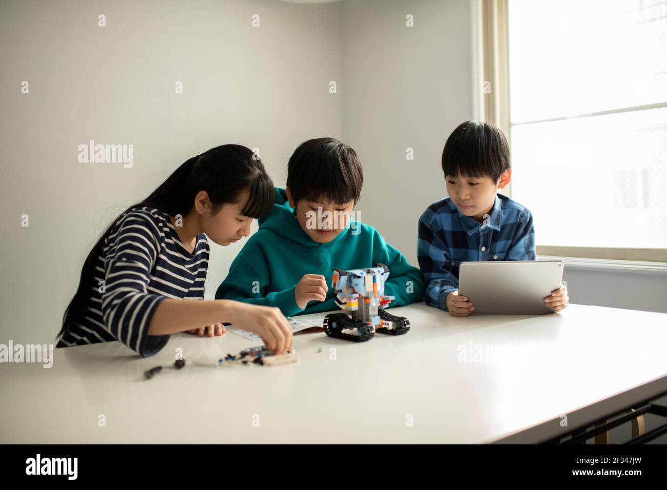 Grundschüler Montage Programmierung Roboter Stockfoto