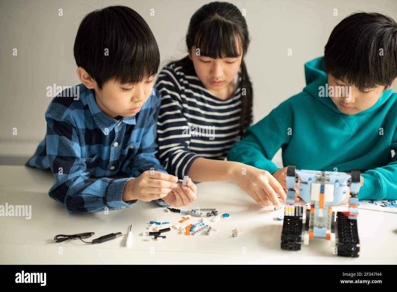 Grundschüler Montage Programmierung Roboter Stockfoto