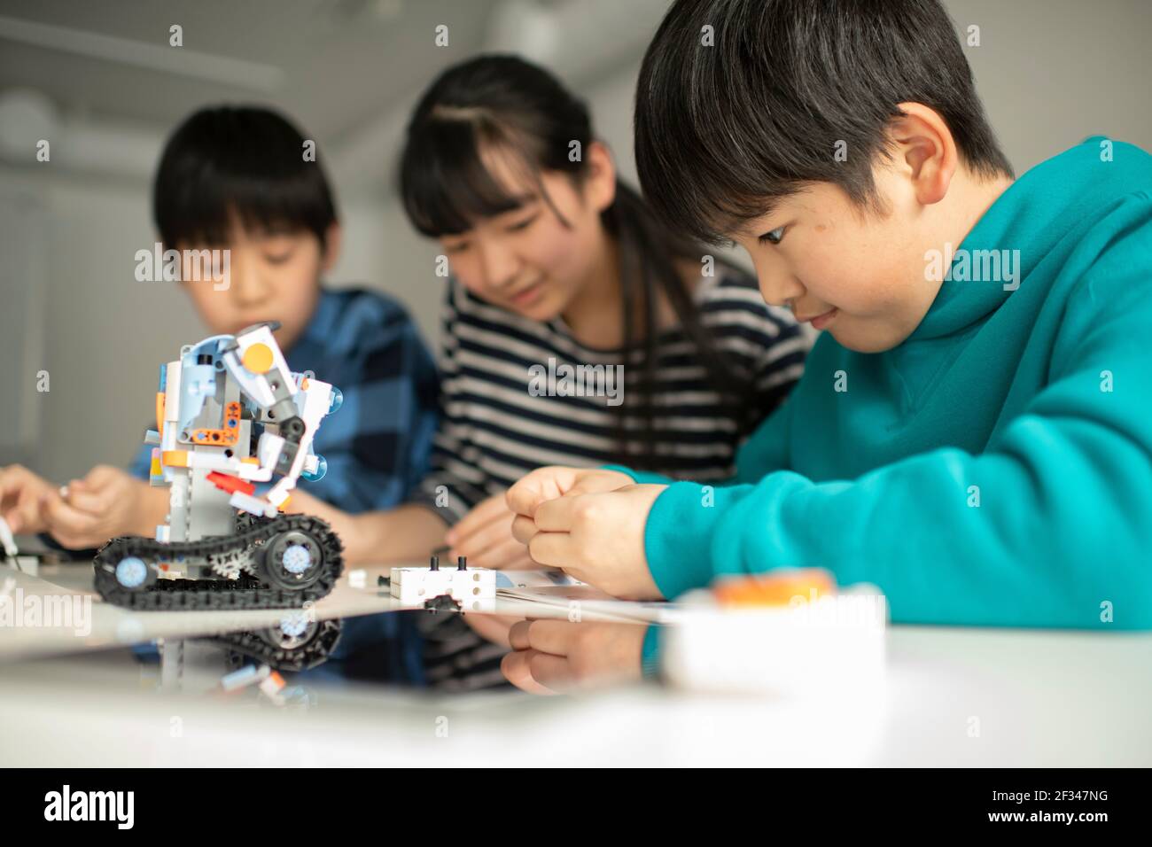 Grundschüler Montage Programmierung Roboter Stockfoto