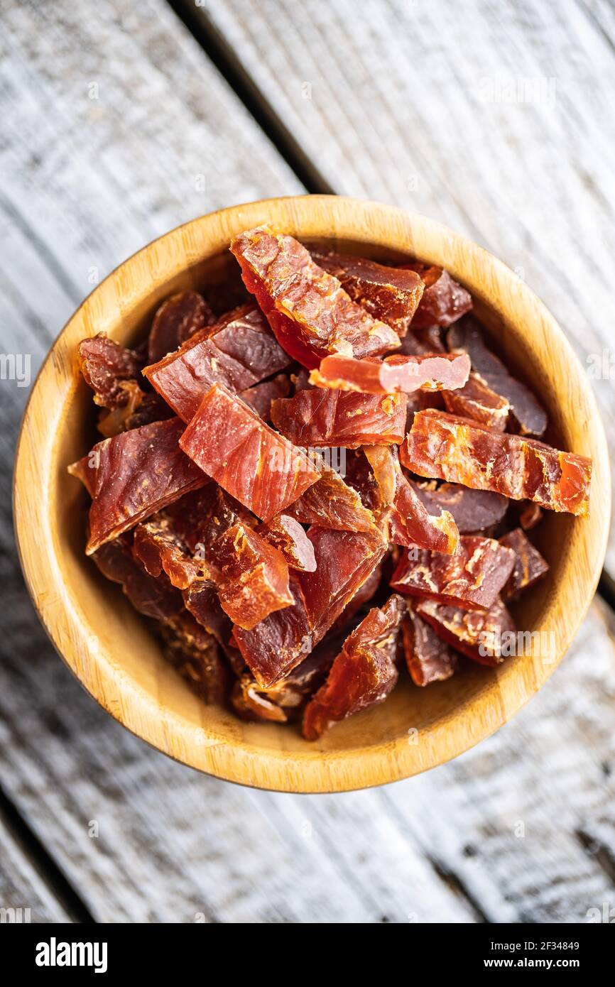 Getrocknetes Hühnerfleisch. Leckeres, ruckiges Fleisch in der Schüssel. Draufsicht. Stockfoto
