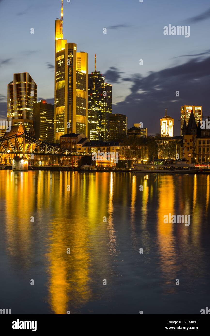 Geographie / Reisen, Deutschland, Hessen, Skyline und Bankenviertel bis Sonnenuntergang, Dämmerung, Tower 185, Commerzbank, Helaba, Hessischer Reg., Freedom-of-Panorama Stockfoto