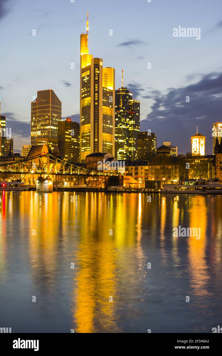 Geographie / Reisen, Deutschland, Hessen, Skyline und Bankenviertel bis Sonnenuntergang, Dämmerung, Tower 185, Commerzbank, Helaba, Hessischer Reg., Freedom-of-Panorama Stockfoto