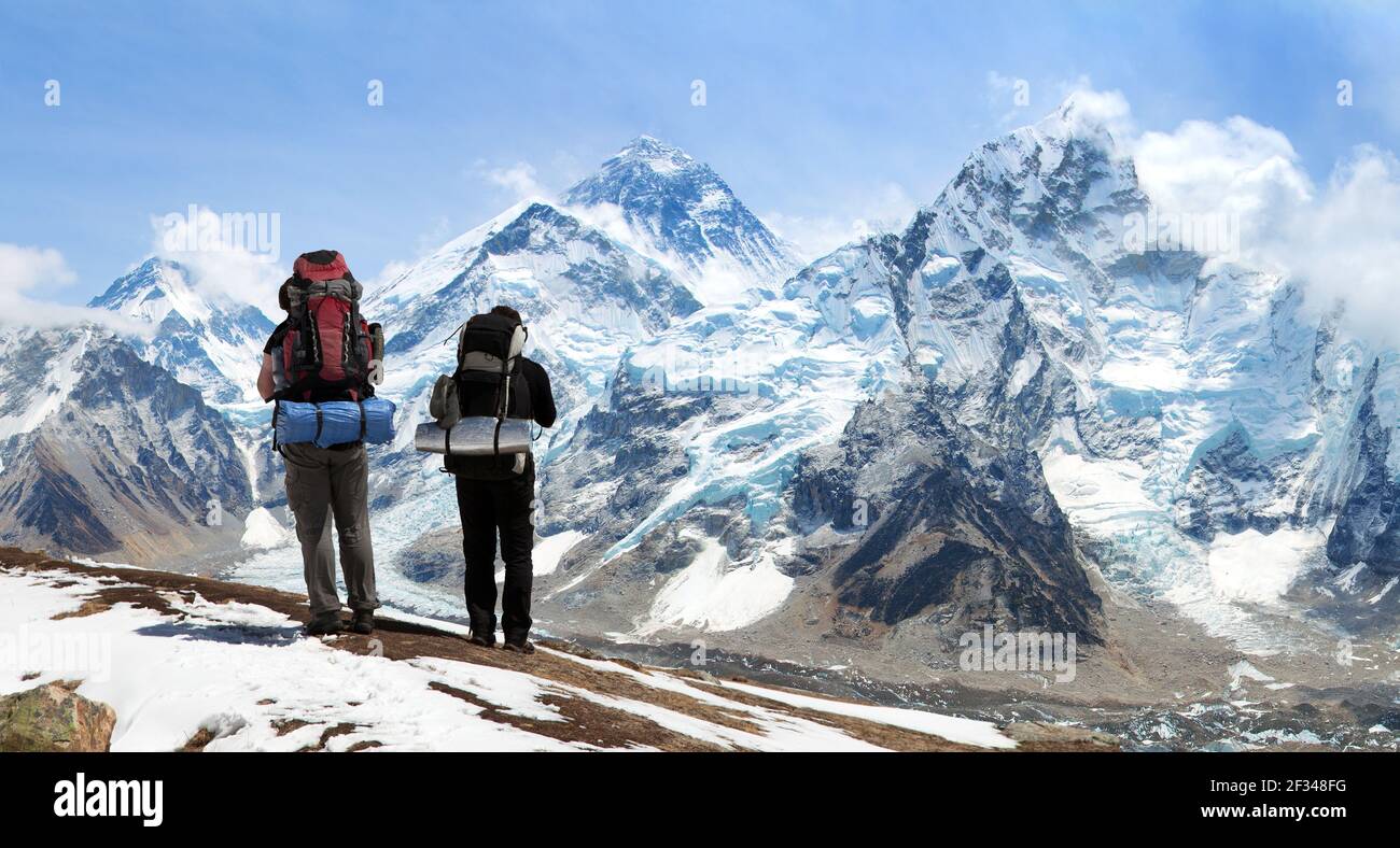 Panoramablick auf den Mount Everest von Kala Patthar mit zwei Touristen und Wegweiser zum Everest b.c. Sagarmatha Nationalpark, Khumbu Tal Solukhumb Stockfoto