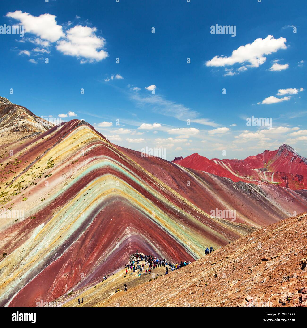 Rainbow Mountain oder Vinicunca Montana de Siete Colores und schönen Himmel, Cuzco oder Cusco Region in Peru, peruanischen Anden, Panoramablick Stockfoto