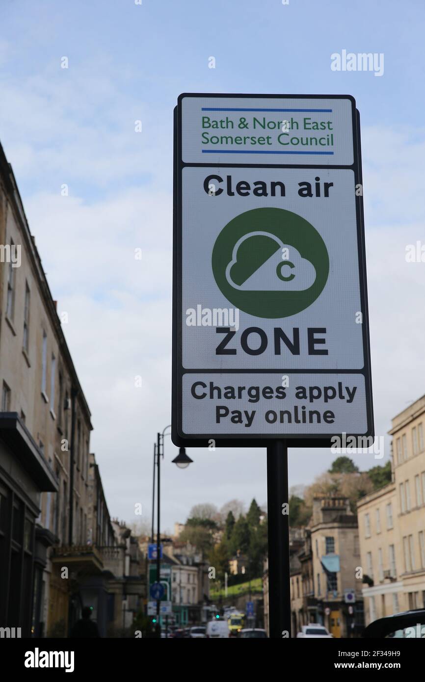 Bath, Großbritannien, 15th. März 2021. Die erste Erhebung einer sauberen Luftverkehrszone (CAZ) außerhalb Londons, um die Schadstoffbelastung zu verringern und die öffentliche Gesundheit zu schützen, beginnt heute. Kredit: Gary Learmonth/Alamy Live Nachrichten Stockfoto