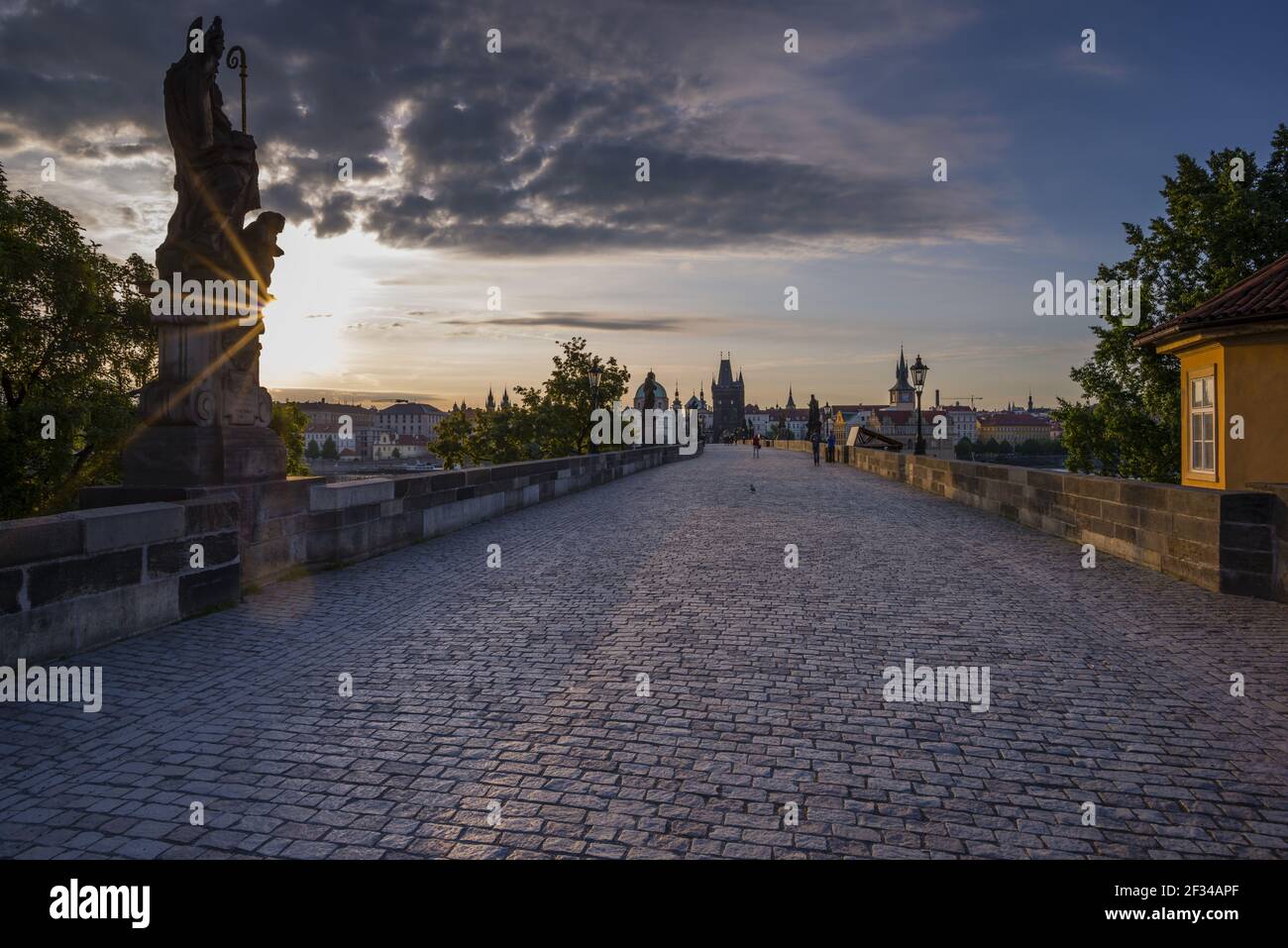 Geographie / Reisen, Tschechien, Karlsbrücke mit Altstädter Brückenturm, UNESCO Weltkulturerbe, Prag, Tschechien, Panorama-Freiheit Stockfoto