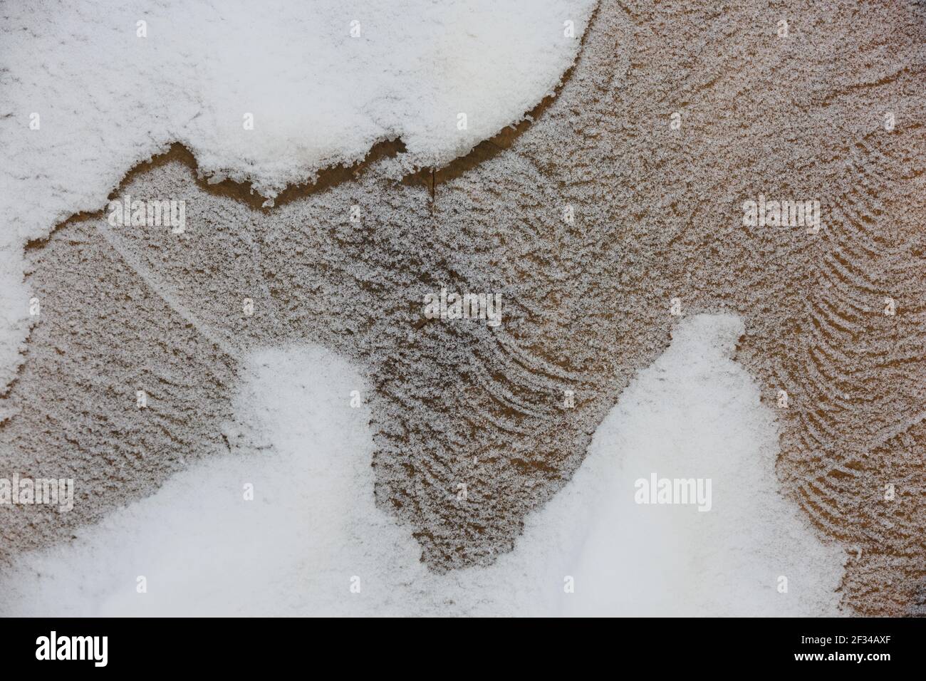 Abstraktes Muster Detail von gefrorenen Stamm von Schnee bedeckt. Stockfoto