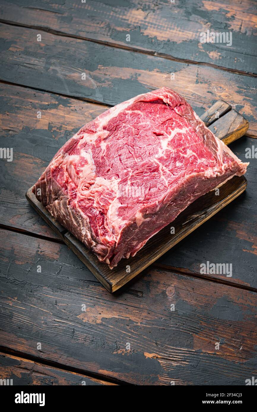 New York Steak, rohes Rindfleisch Fleisch, auf dunklem Holzhintergrund Stockfoto