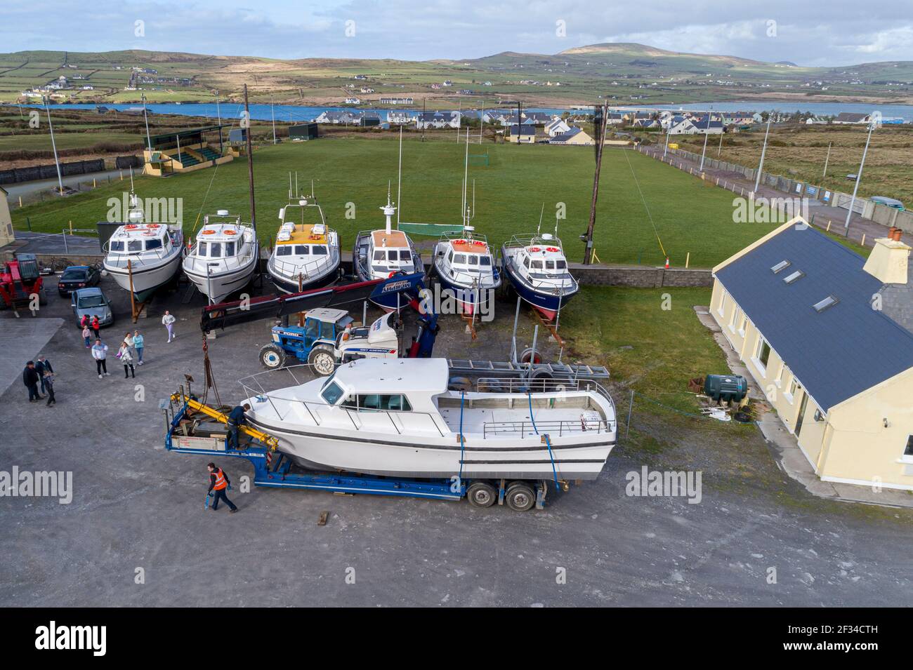 Das Boot wird von Mobile Crane in Boatyard, County Kerry, Irland, gehisst Stockfoto