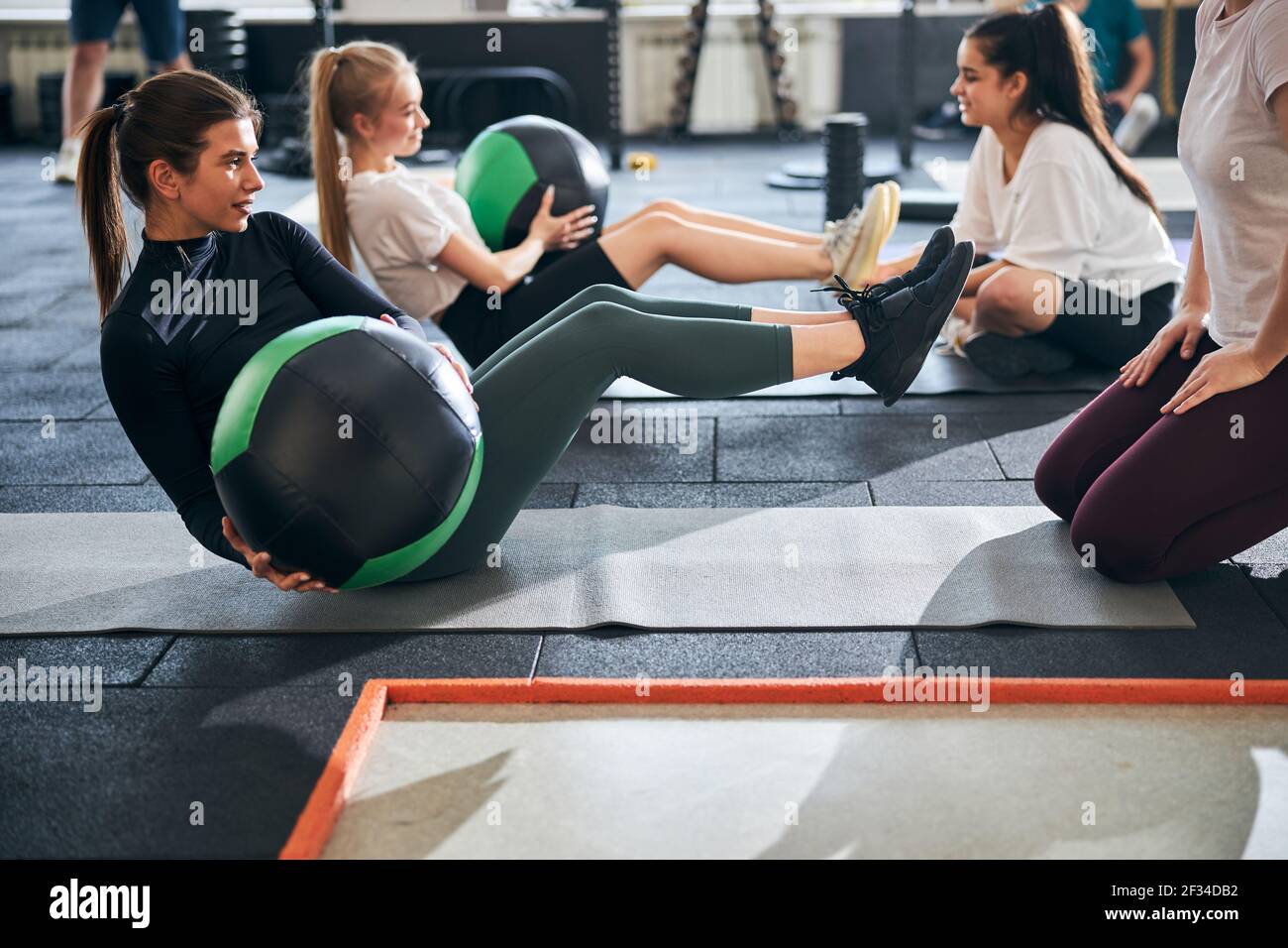 Fit Frauen arbeiten an ihren bauchmuskeln und mit Fitness-Bälle Stockfoto