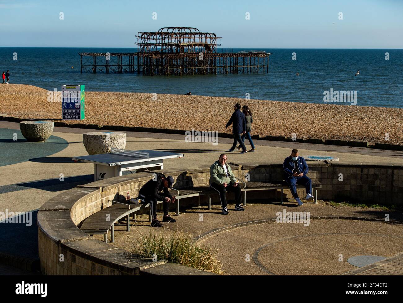 Ein Mitglied der Öffentlichkeit, der sich auf der Brighton Parade sozial distanzieren kann, da das Wetter an diesem Wochenende sonnig und klar ist Stockfoto