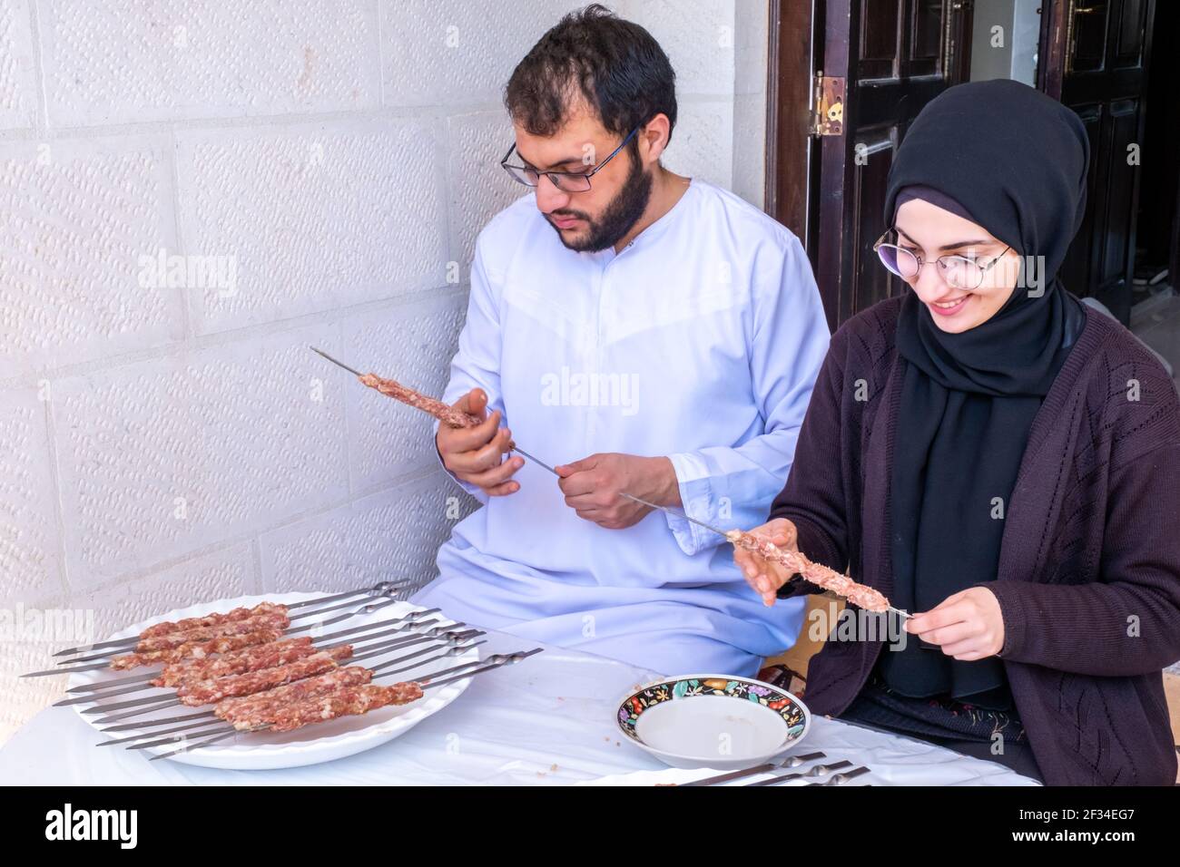 Arabisch-muslimische Familie bereitet sich auf das Grillen vor  Stockfotografie - Alamy