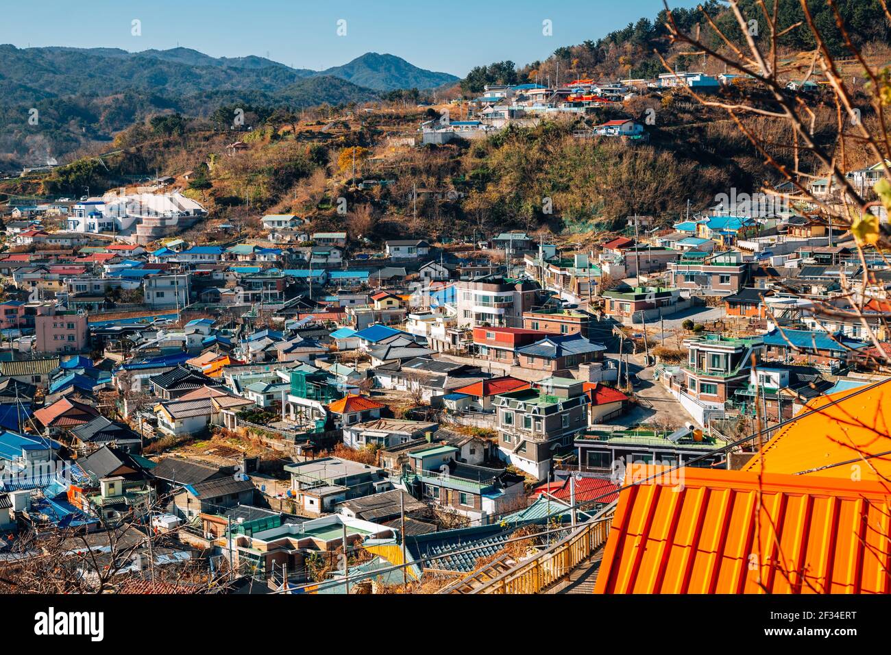 Panoramablick auf das Dorf Mukho Nongoldam-gil in Donghae, Korea Stockfoto