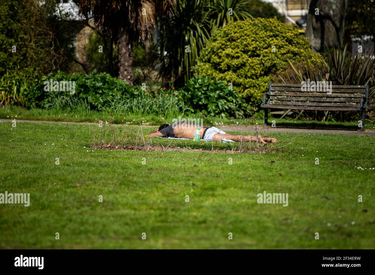 Mitglied des öffentlichen Sonnenbades im West Park im Stadtzentrum von Southampton aufgrund des Coronavirus Outback Stockfoto