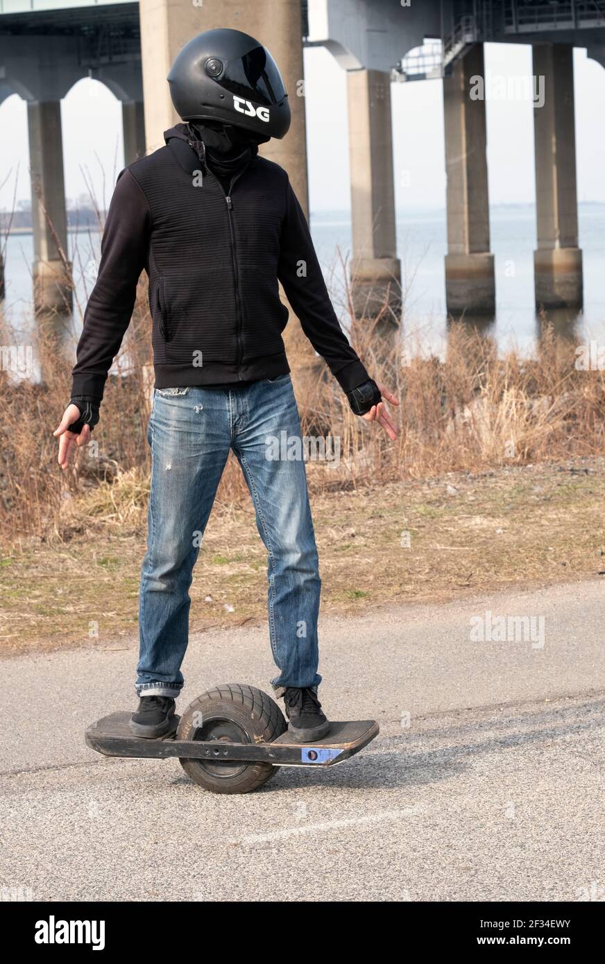 Ein junger Mann auf einem ONEWHEEL, einem selbstbalancierenden Einrad-Elektro-Board-Sport,  Freizeit-Personal-Transporter, beschrieben als ein elektrisches Skateboard  Stockfotografie - Alamy