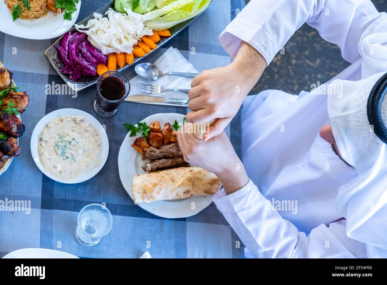 Glückliche muslimische Familie beim gemeinsamen Essen Stockfoto