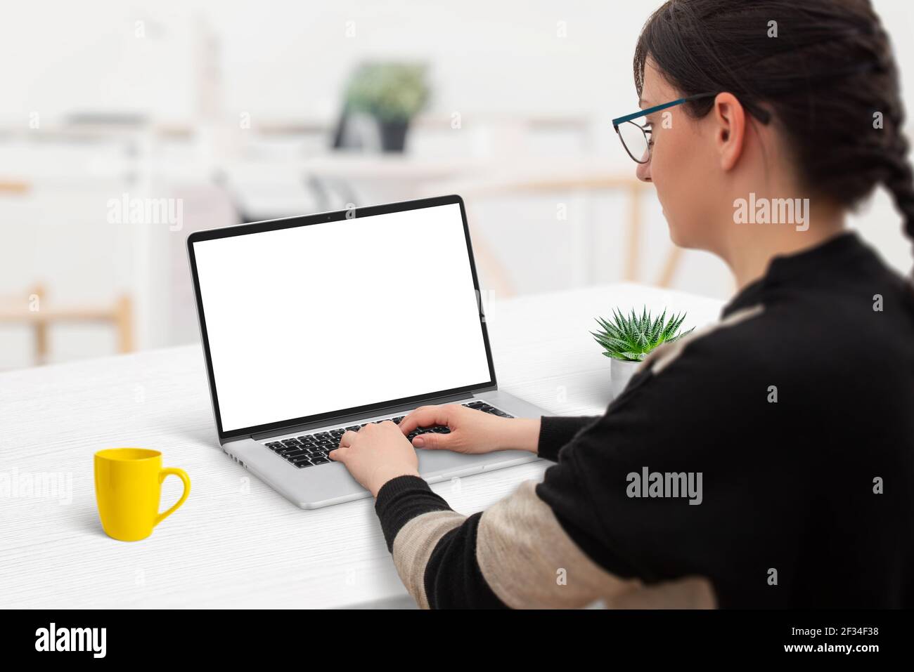 Frau arbeiten auf Laptop-Computer mit isolierten Bildschirm für Web Website-Promotion Stockfoto