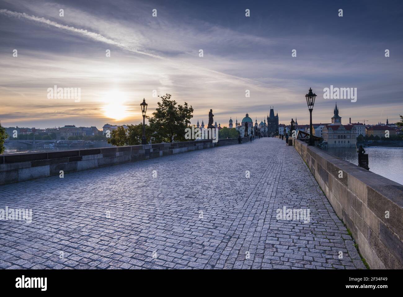 Geographie / Reisen, Tschechien, Karlsbrücke mit Altstädter Brückenturm, UNESCO Weltkulturerbe, Prag, Tschechien, Panorama-Freiheit Stockfoto