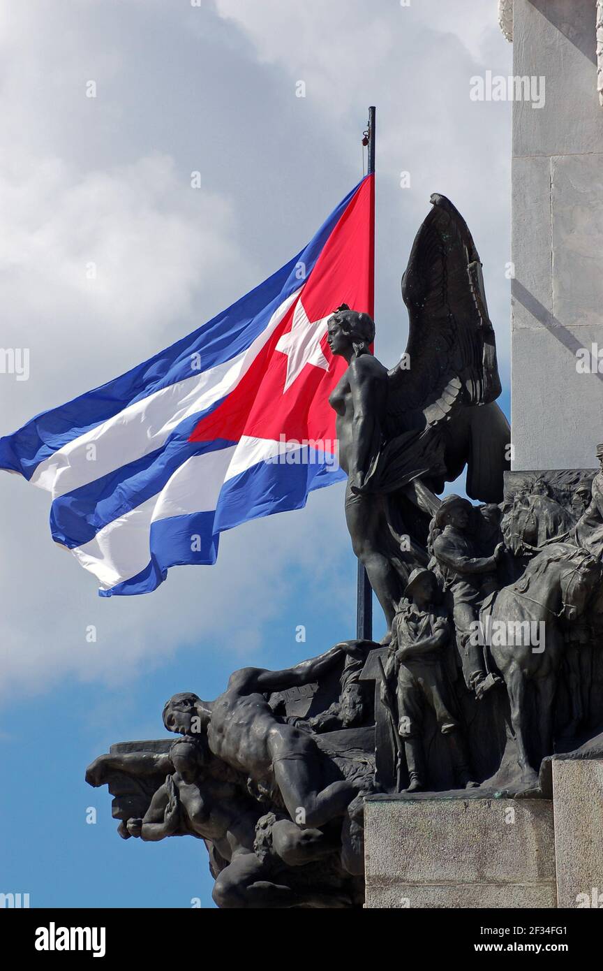 Eine riesige kubanische Flagge, die in der starken Meeresbrise am Denkmal von Antonio Maceo, einem heroischen General, der Soldaten während des Ersten Krieges von Inde führte, flog Stockfoto