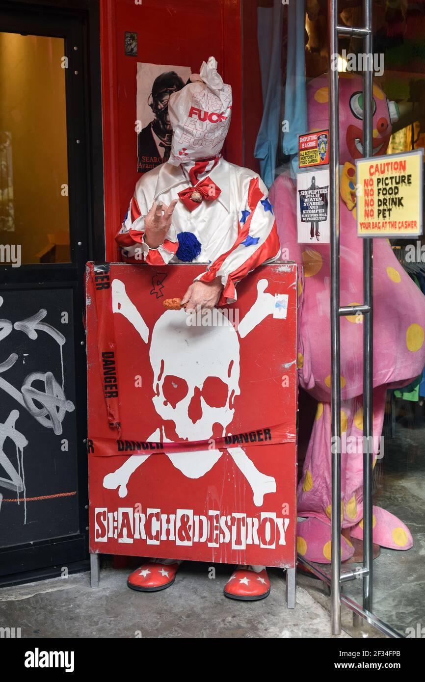 The Entrance to Search & Destroy, ein Geschäft, das Vintage Punk-Rock-Kleidung & Accessoires für Männer & Frauen verkauft. Auf St. Marks Pl. in Greenwich Village. Stockfoto