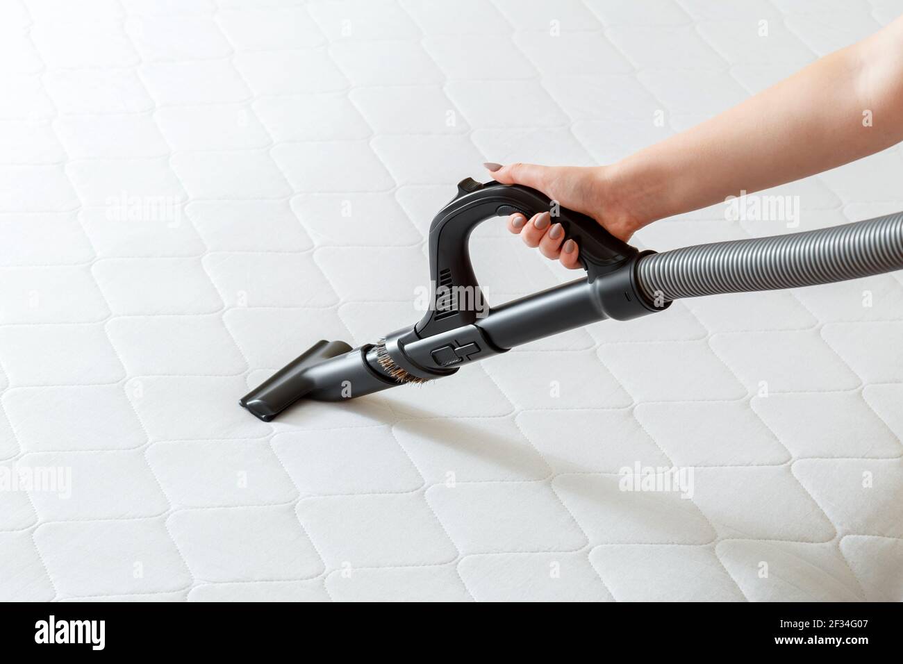 Professionelle Reinigung Matratze durch Staubsauger von Staub Bakterien  schmutzig. Weibliche Hand verwenden Staubsauger Maschine für die Reinigung  Matratze in der Wohnung Stockfotografie - Alamy