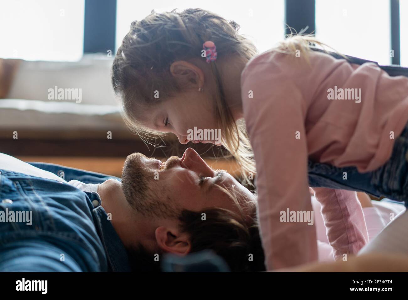 Glückliche Familie und Vatertag. Kind Tochter küssen und umarmen Vater. Stockfoto