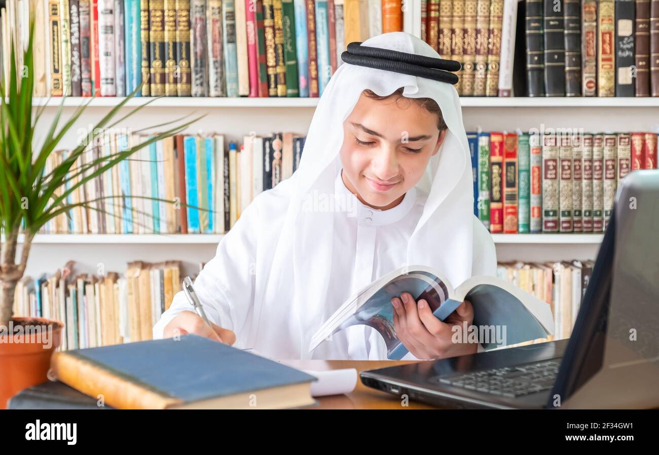 Arabisch muslimischer Student, der online studiert Stockfoto