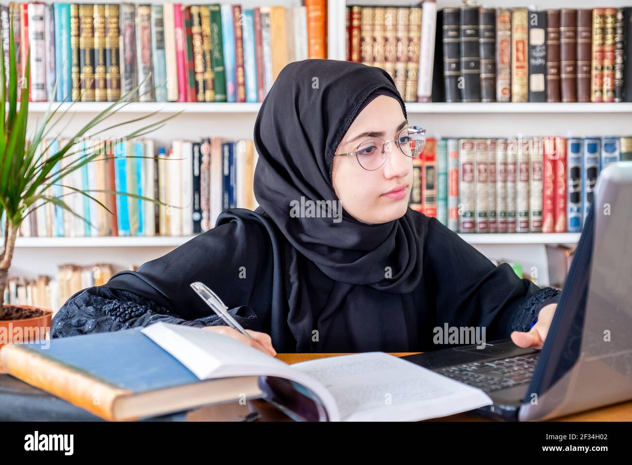 Arabisch muslimische Frau studieren online Stockfoto