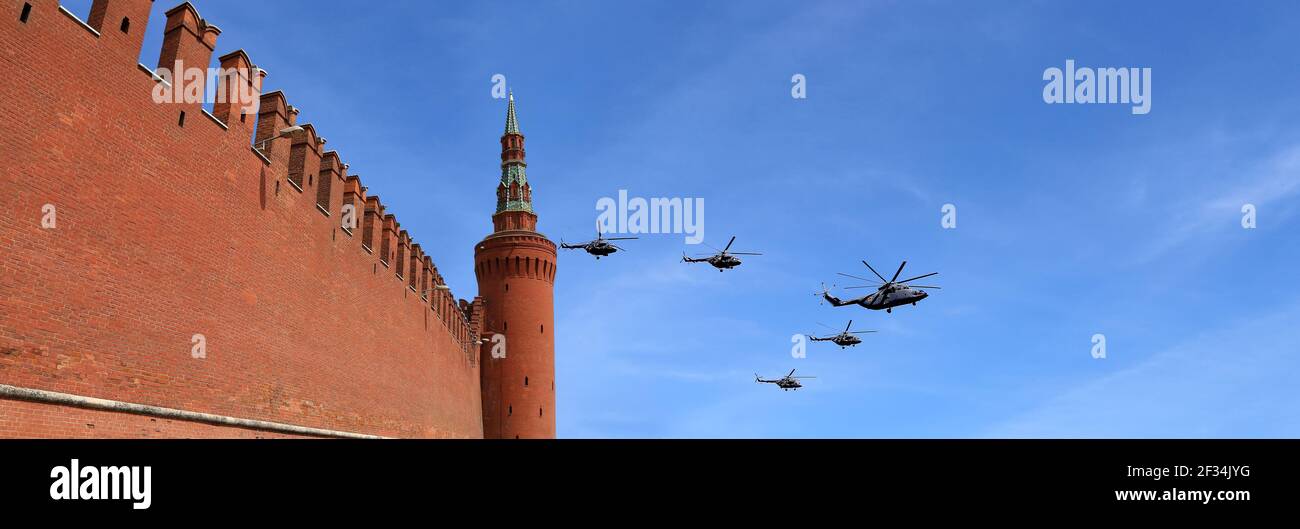 Russische Militärflugzeuge fliegen in Formation über Moskau während des Siegestages Parade, Russland. Feier des 70th. Jahrestages des Siegestages (1. Weltkrieg Stockfoto