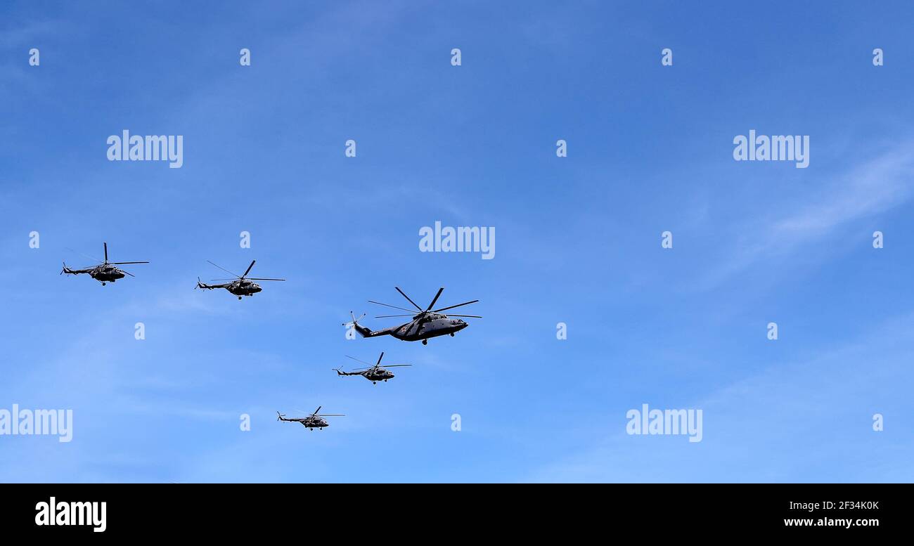 Russische Militärflugzeuge fliegen in Formation über Moskau während des Siegestages Parade, Russland. Feier des 70th. Jahrestages des Siegestages (1. Weltkrieg Stockfoto