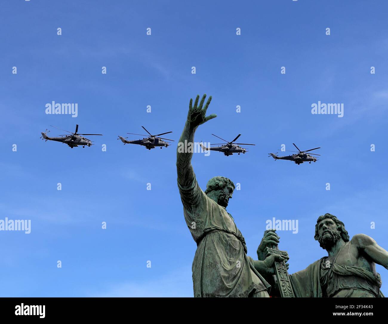 Russische Militärflugzeuge fliegen in Formation über Moskau während des Siegestages Parade, Russland. Feier des 70th. Jahrestages des Siegestages (1. Weltkrieg Stockfoto