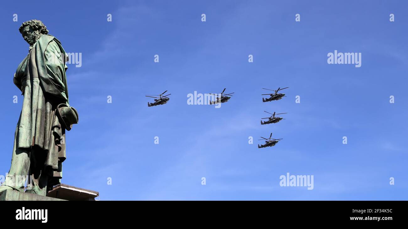 Russische Militärflugzeuge fliegen in Formation über Moskau während des Siegestages Parade, Russland. Feier des 70th. Jahrestages des Siegestages (1. Weltkrieg Stockfoto