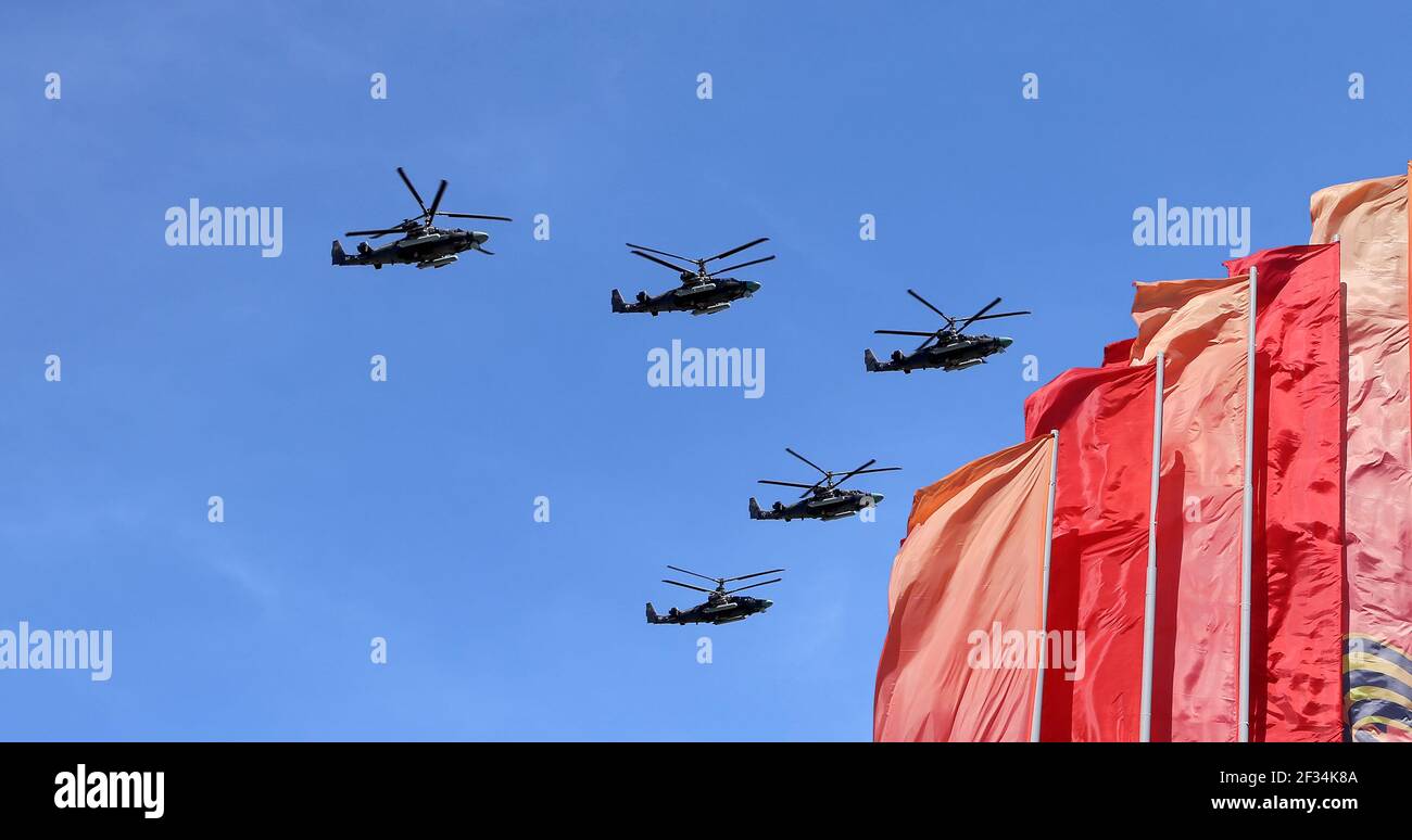 Russische Militärflugzeuge fliegen in Formation über Moskau während des Siegestages Parade, Russland. Feier des 70th. Jahrestages des Siegestages (1. Weltkrieg Stockfoto