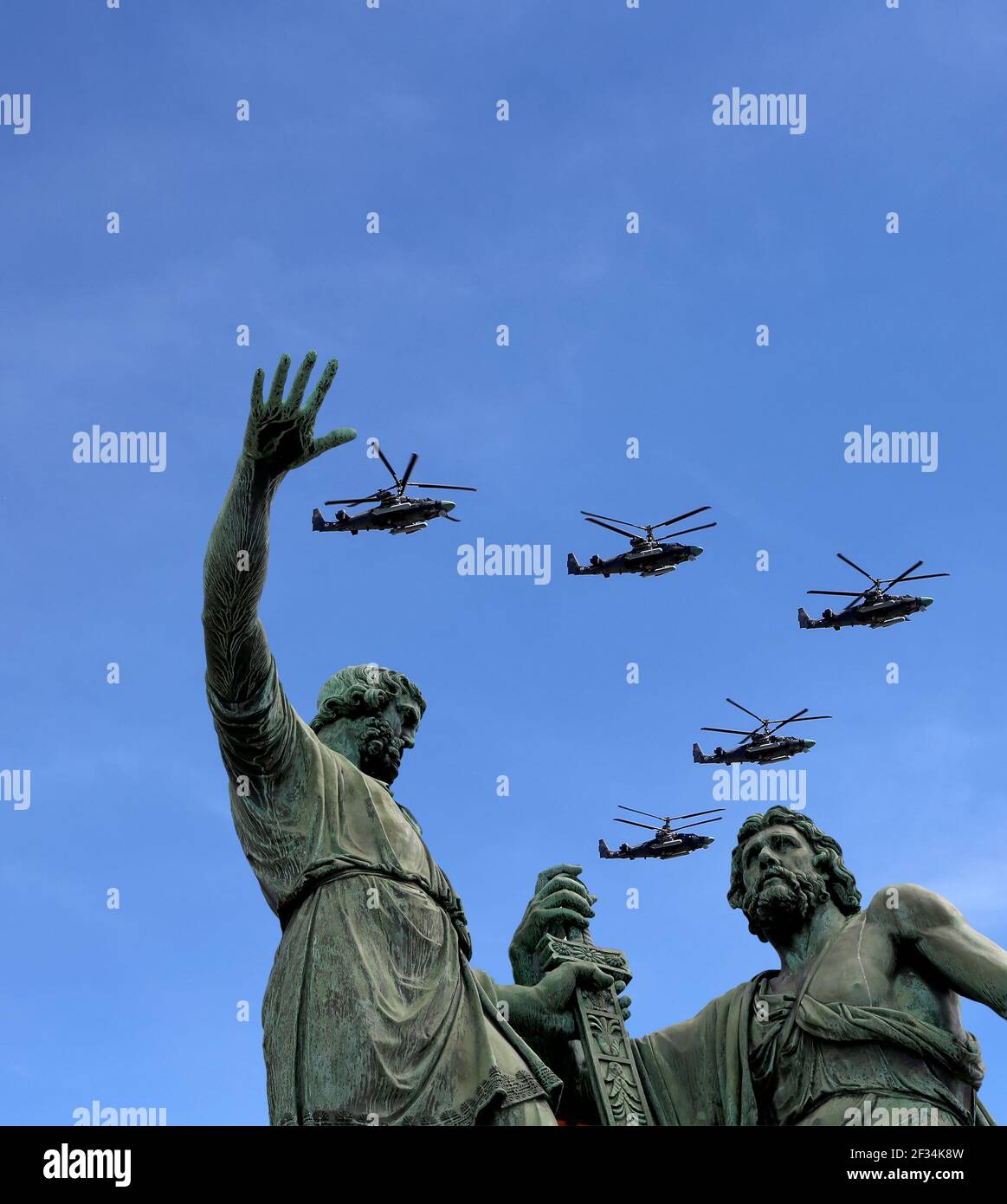 Russische Militärflugzeuge fliegen in Formation über Moskau während des Siegestages Parade, Russland. Feier des 70th. Jahrestages des Siegestages (1. Weltkrieg Stockfoto