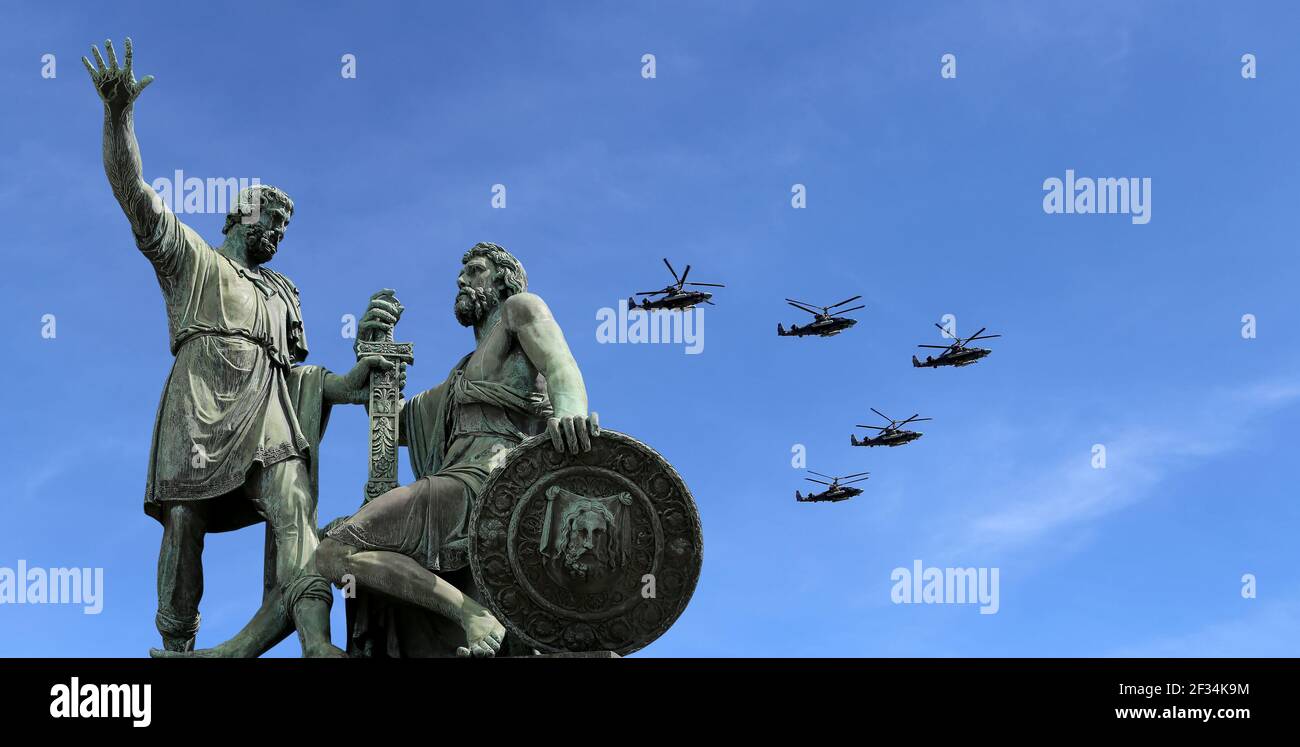 Russische Militärflugzeuge fliegen in Formation über Moskau während des Siegestages Parade, Russland. Feier des 70th. Jahrestages des Siegestages (1. Weltkrieg Stockfoto