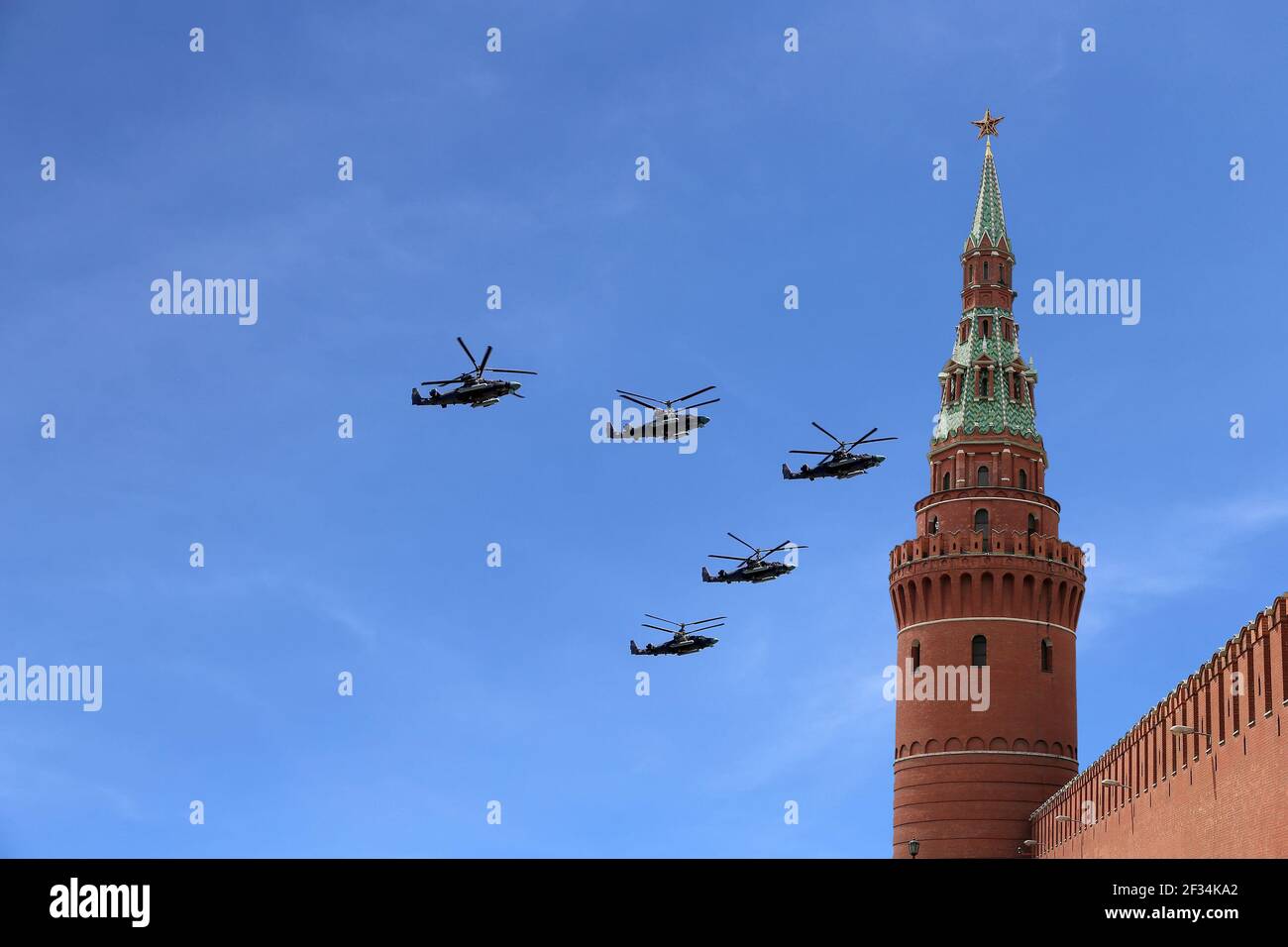 Russische Militärflugzeuge fliegen in Formation über Moskau während des Siegestages Parade, Russland. Feier des 70th. Jahrestages des Siegestages (1. Weltkrieg Stockfoto