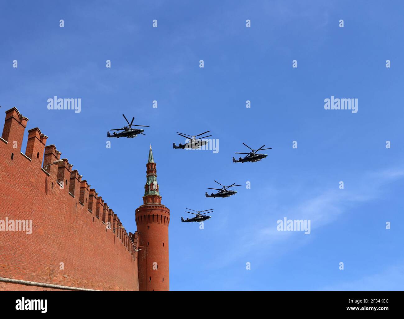 Russische Militärflugzeuge fliegen in Formation über Moskau während des Siegestages Parade, Russland. Feier des 70th. Jahrestages des Siegestages (1. Weltkrieg Stockfoto