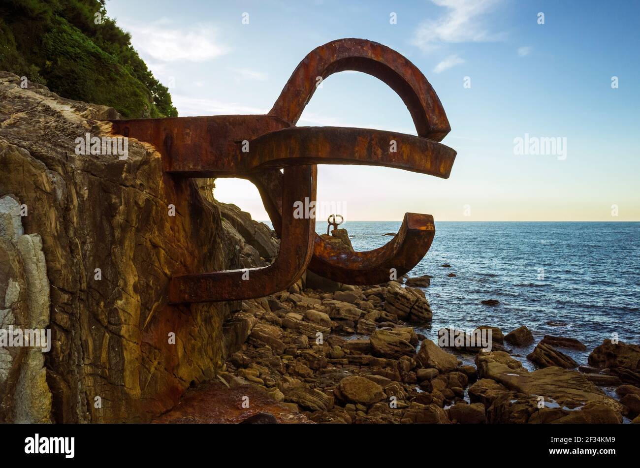 Donostia, Gipuzkoa, Baskenland, Spanien - 12. Juli 2019 : der Kamm des Windes (Peine del viento/Haizearen orrazia) von Eduardo Chillida Stockfoto