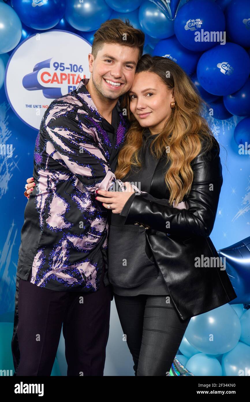 London, Großbritannien. 15. März 2021. Sonny Jay und seine Verlobte Lauren Faith, Roman Kemp und Sian Welby von Capital Breakfast, überraschen Sonny Jay mit einer Eisbahn auf dem Dach des Capital Studios am Leicester Square, London, nachdem er Dancing On Ice gewonnen hat. Bilddatum: Montag, 15. März 2021. Bildnachweis sollte lauten: Matt Crossick/Empics/Alamy Live News Stockfoto