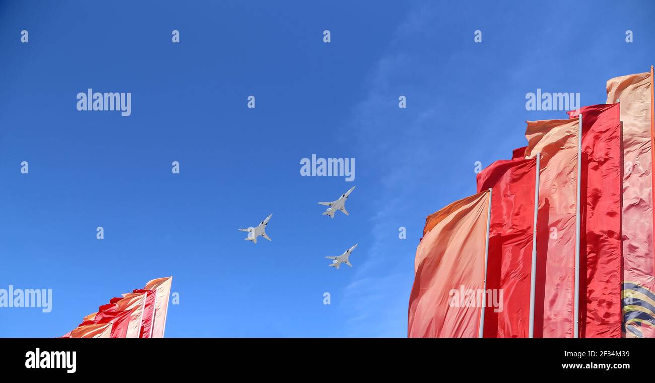 Russische Militärflugzeuge fliegen in Formation über Moskau während des Siegestages Parade, Russland. Feier des 70th. Jahrestages des Siegestages (1. Weltkrieg Stockfoto