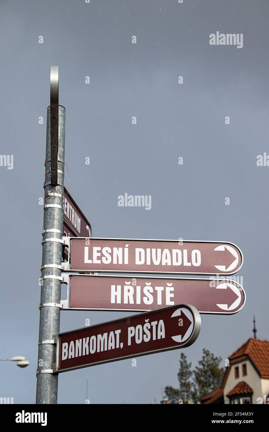 Ein Beitrag mit Richtungspfeilen in tschechischer Sprache Stockfoto