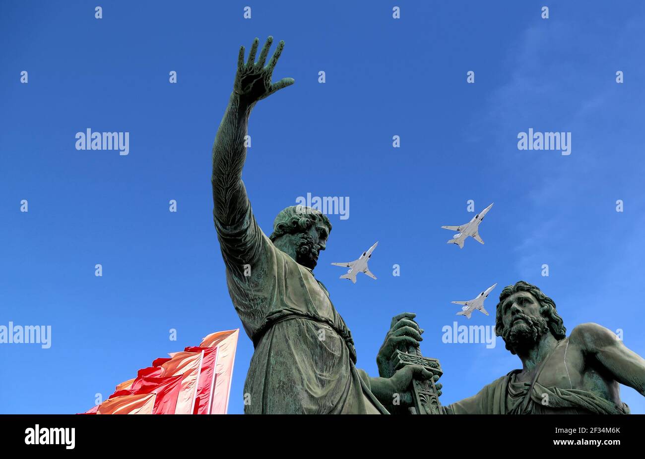 Russische Militärflugzeuge fliegen in Formation über Moskau während des Siegestages Parade, Russland. Feier des 70th. Jahrestages des Siegestages (1. Weltkrieg Stockfoto