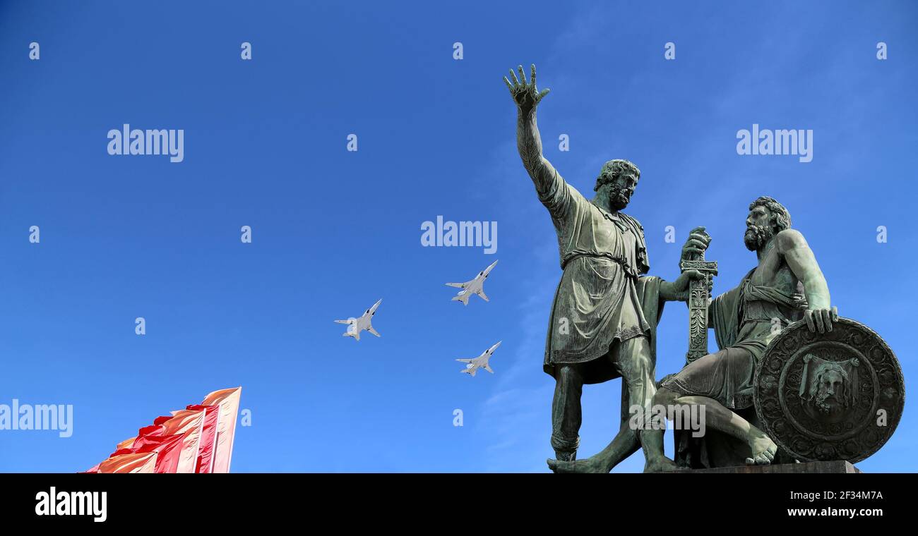 Russische Militärflugzeuge fliegen in Formation über Moskau während des Siegestages Parade, Russland. Feier des 70th. Jahrestages des Siegestages (1. Weltkrieg Stockfoto