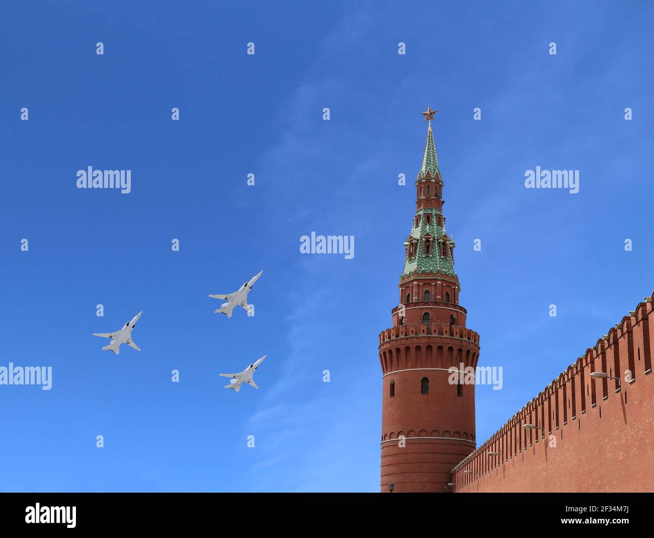 Russische Militärflugzeuge fliegen in Formation über Moskau während des Siegestages Parade, Russland. Feier des 70th. Jahrestages des Siegestages (1. Weltkrieg Stockfoto