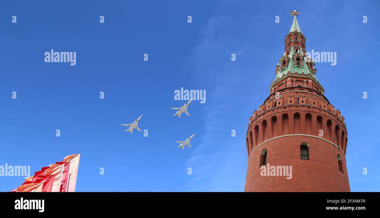 Russische Militärflugzeuge fliegen in Formation über Moskau während des Siegestages Parade, Russland. Feier des 70th. Jahrestages des Siegestages (1. Weltkrieg Stockfoto