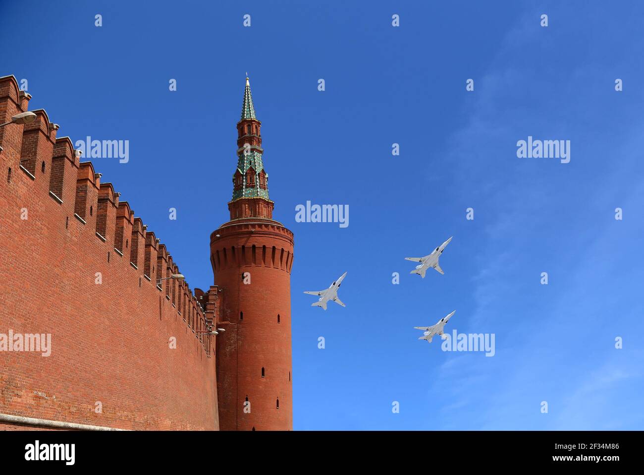 Russische Militärflugzeuge fliegen in Formation über Moskau während des Siegestages Parade, Russland. Feier des 70th. Jahrestages des Siegestages (1. Weltkrieg Stockfoto