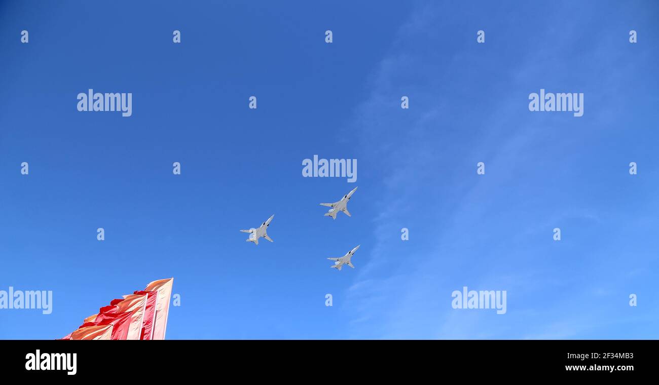 Russische Militärflugzeuge fliegen in Formation über Moskau während des Siegestages Parade, Russland. Feier des 70th. Jahrestages des Siegestages (1. Weltkrieg Stockfoto