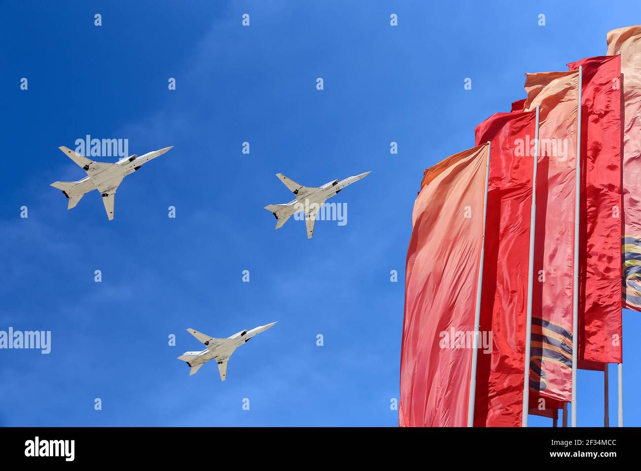 Russische Militärflugzeuge fliegen in Formation über Moskau während des Siegestages Parade, Russland. Feier des 70th. Jahrestages des Siegestages (1. Weltkrieg Stockfoto